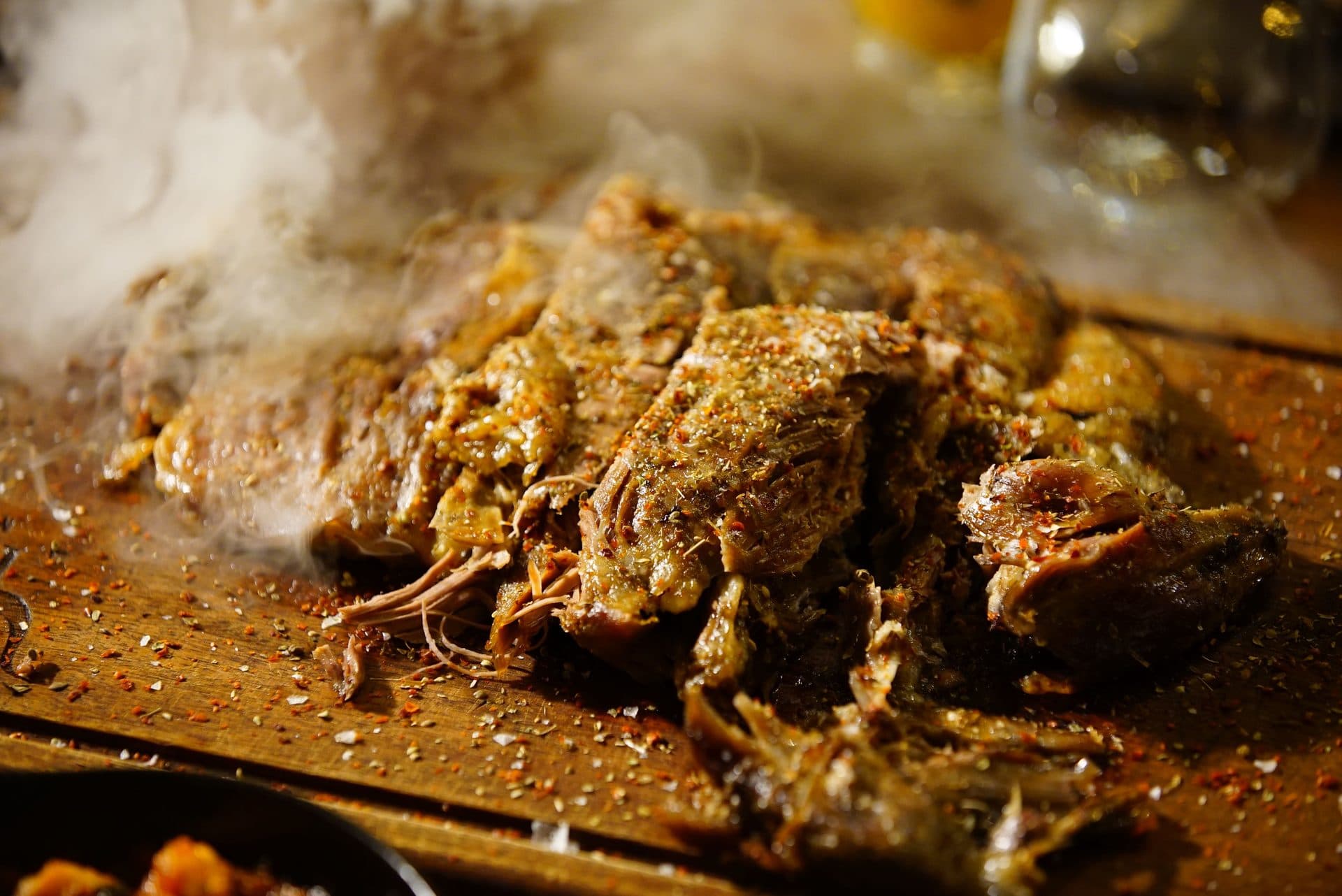 Zerpflücktes, dampfendes Schweinefleisch mit grober Gewürzkruste