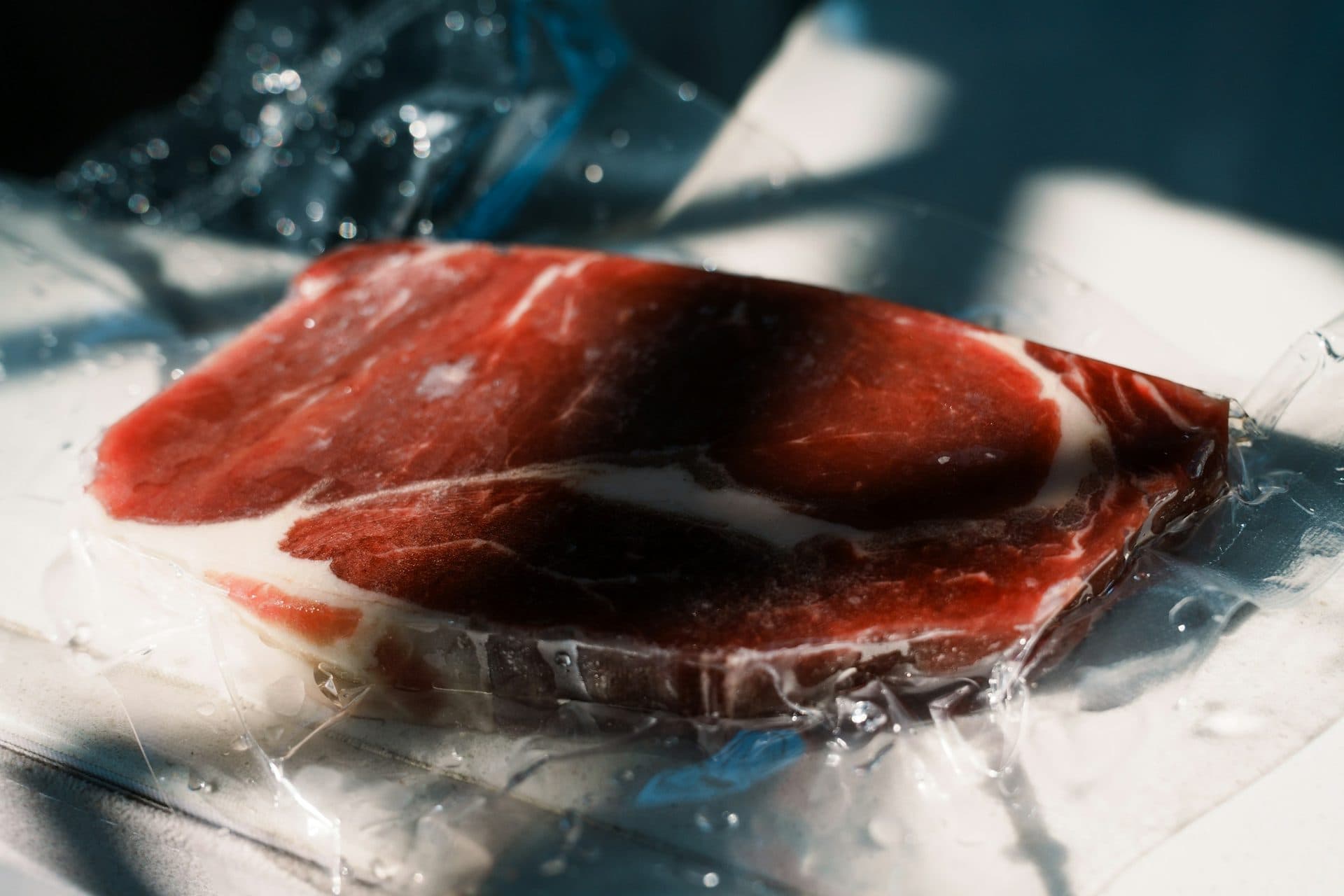 Rohes, fein marmoriertes Steak vakuumverpackt in Folie