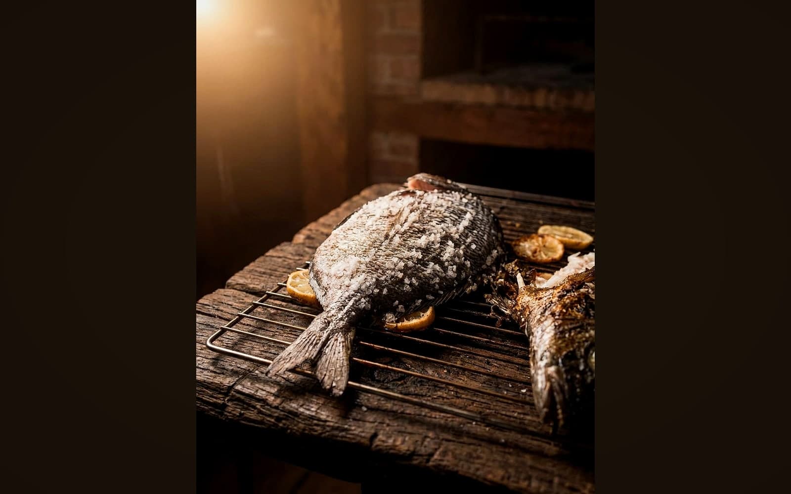 Ganzer Fisch in dicker weißer Salzkruste auf dem Grillrost — KI-generiertes Symbolbild